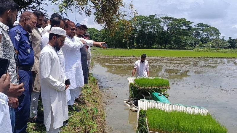 পূর্বধলায় আধুনিক কৃষিযন্ত্র রাইস ট্রান্সপ্লান্টারের মাধ্যমে আমন ধানের চারা রোপণ উদ্বোধন