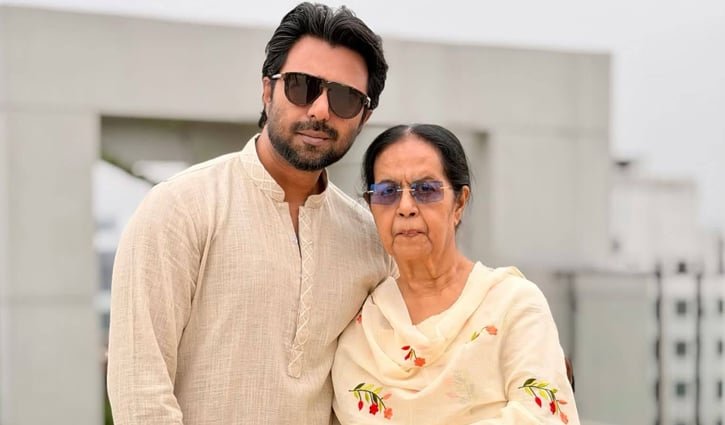 ‘তুমি হাসলে আমার পৃথিবী আলোয় ভরে যায়’
