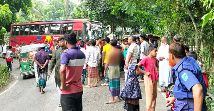 বাসের ধাক্কায় অটোরিকশা যাত্রী নিহত, আহত ৪