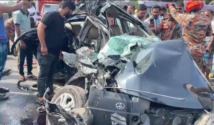 মুন্সীগঞ্জে বাস-প্রাইভেটকার সংঘর্ষে নিহত ৪ 