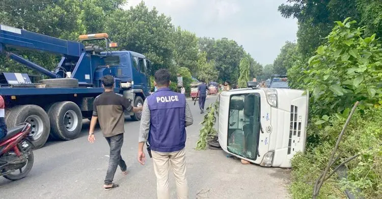 আসামি বহনকারী পুলিশের পিকআপ উল্টে প্রাণ গেল পুলিশ সদস্যের
