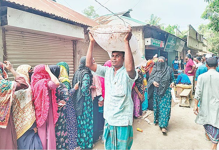 গুদাম ভরা সার অথচ কৃষকের হাতে হাতকড়া