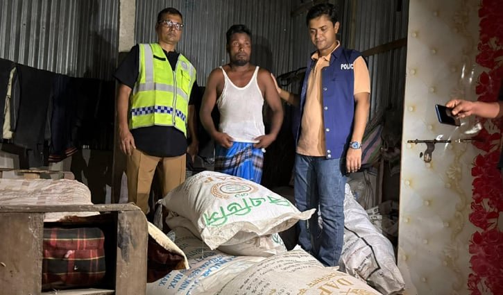 কুড়িগ্রামে ২১৫০ কেজি সার উদ্ধার, দুজনকে লাখ টাকা জরিমানা