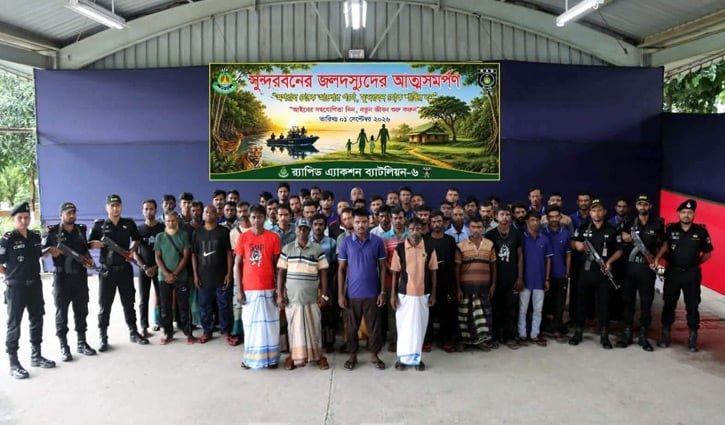 আত্মসমর্পণ করা ৫২ বনদস্যুকে আদালতে সোপর্দ