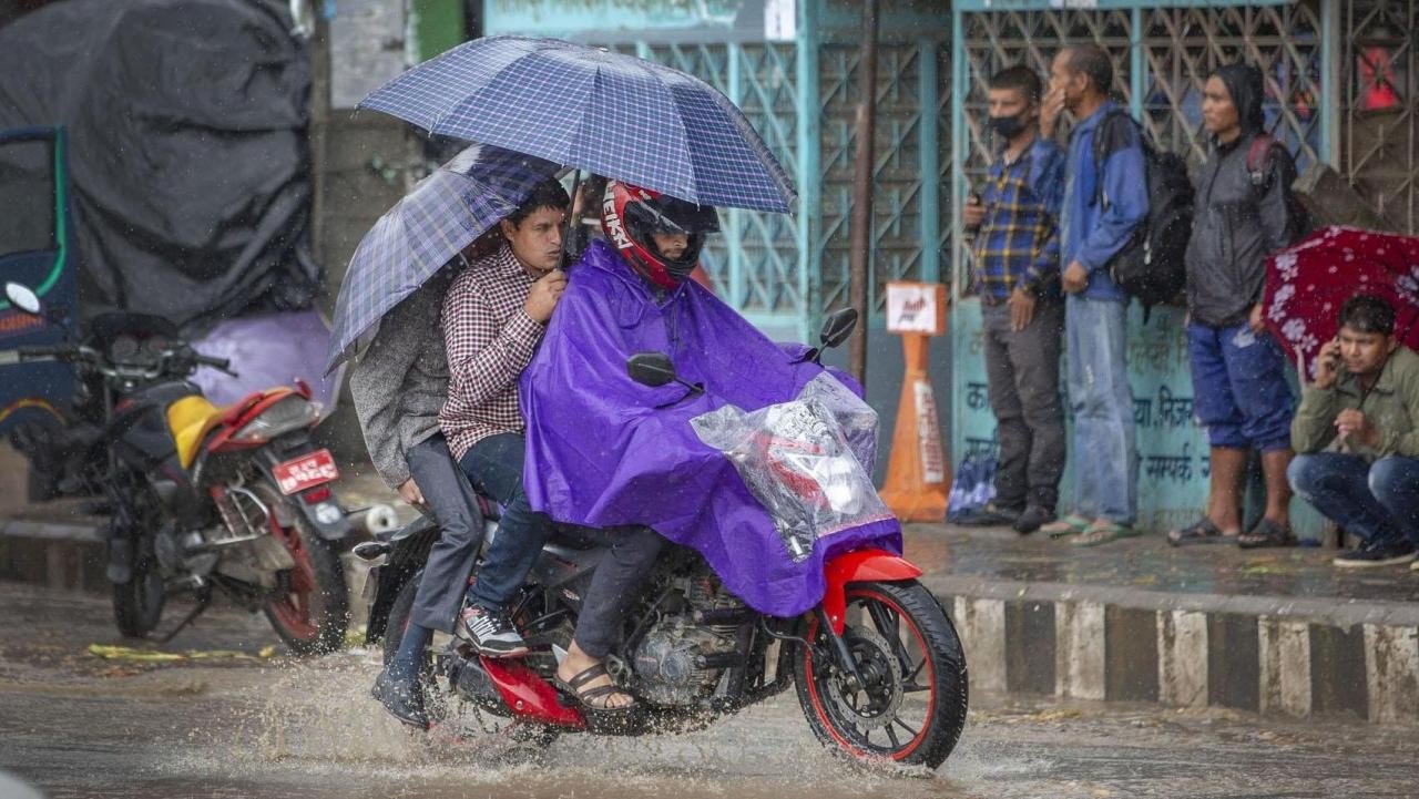 ৪ বিভাগে ভারী বৃষ্টির আভাস, সপ্তাহের শেষে বাড়বে তাপমাত্রা