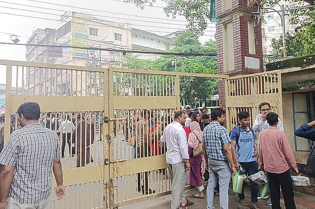 জবিতে কর্মসূচি পালনে নিষেধাজ্ঞাতেও কাটেনি শিক্ষার্থীদের উদ্বেগ