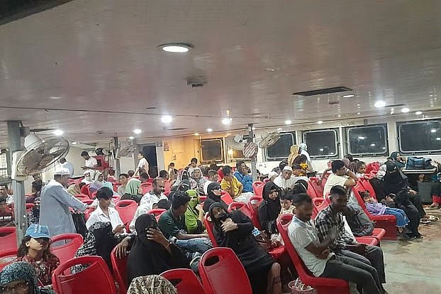 তীব্র বৃষ্টির মধ্যে সাগরে আটকে যায় ফেরি, আড়াই ঘণ্টার পথ পাড়ি দিতে লাগল ১৯ ঘণ্টা