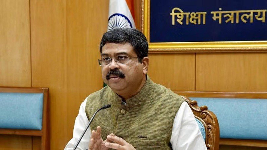 আন্দোলনের মুখে পদত্যাগ করলেন ভারতের শিক্ষামন্ত্রী