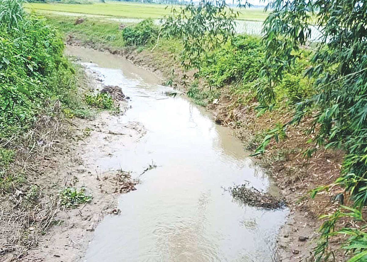 খননযন্ত্রে খাল খনন, তালিকায় দেখানো হলো ১৮০ শ্রমিক