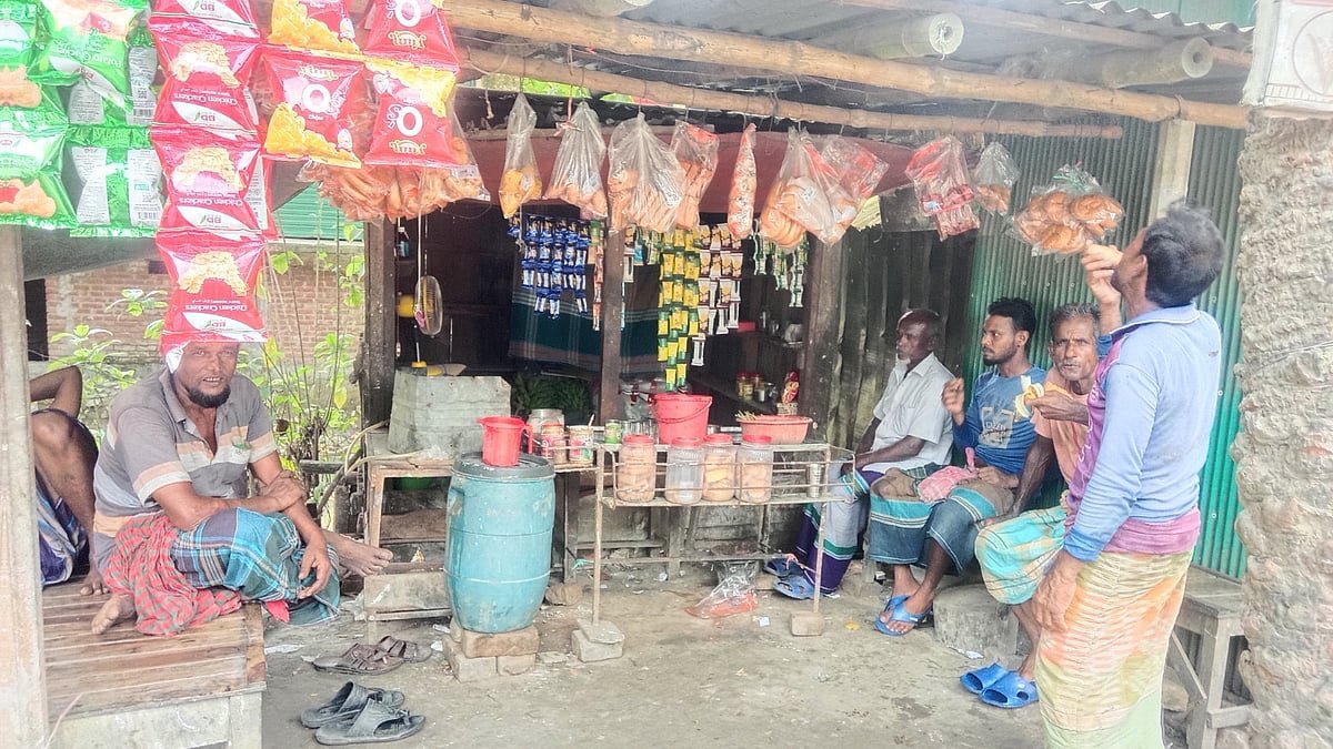 মালিক বা দোকানদার থাকেন না, ক্রেতারা নিজের মতো খেয়ে টাকা রেখে যান