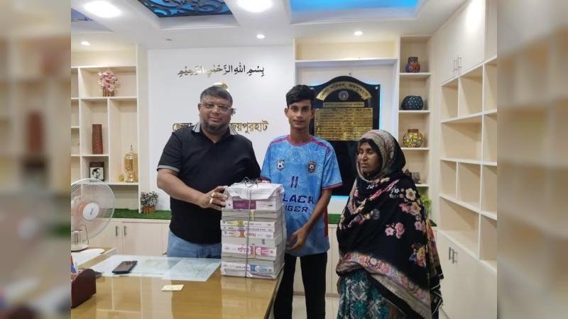 শিক্ষার্থী মোরসালিনকে পাঠ্যপুস্তক দিলেন জয়পুরহাট জেলা পরিষদ প্রশাসক
