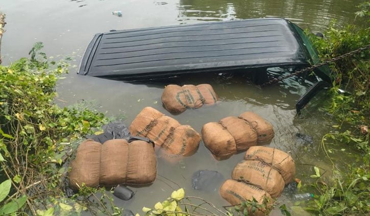 পুলিশের ধাওয়ায় পুকুরে মাইক্রোবাস, জব্দ ৯ বস্তা গাঁজা