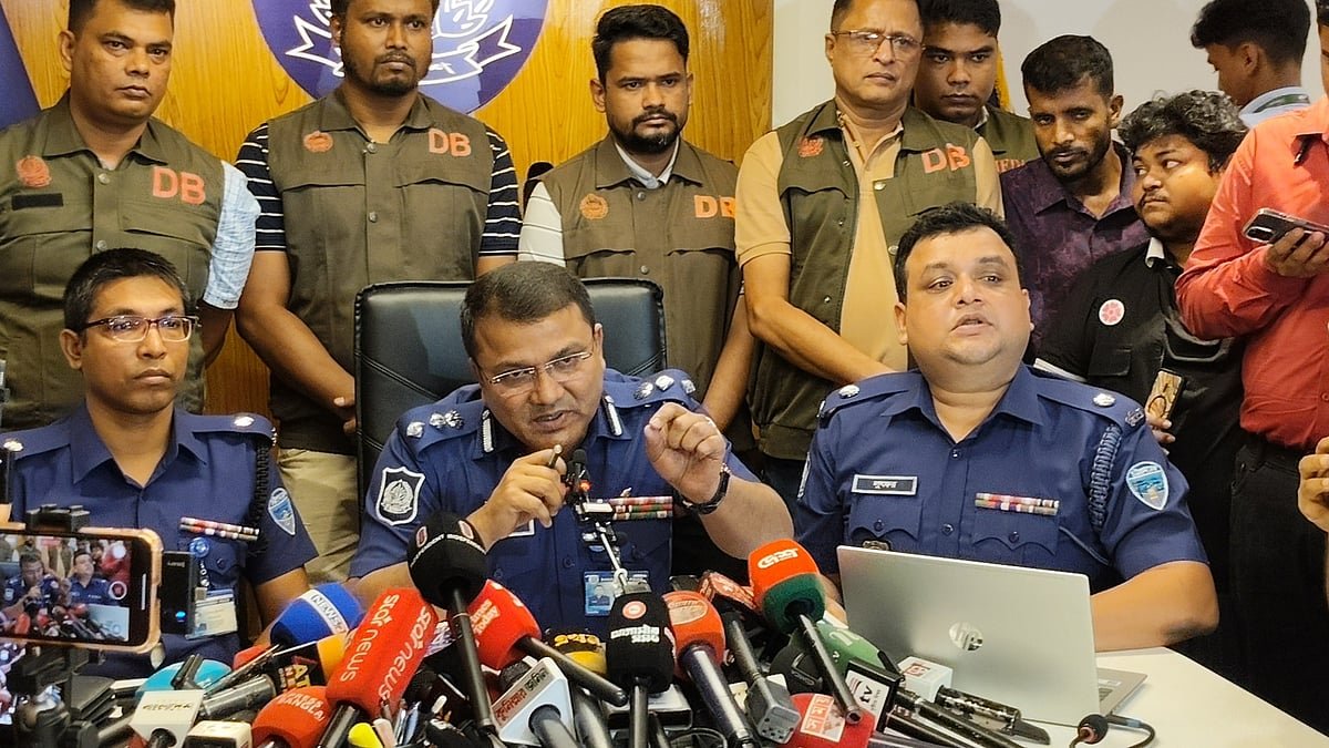 ফোন ছিনিয়ে নেওয়ার সময় বাধা দেওয়ায় লাঠি দিয়ে অপ্রতিমের মাথায় আঘাত