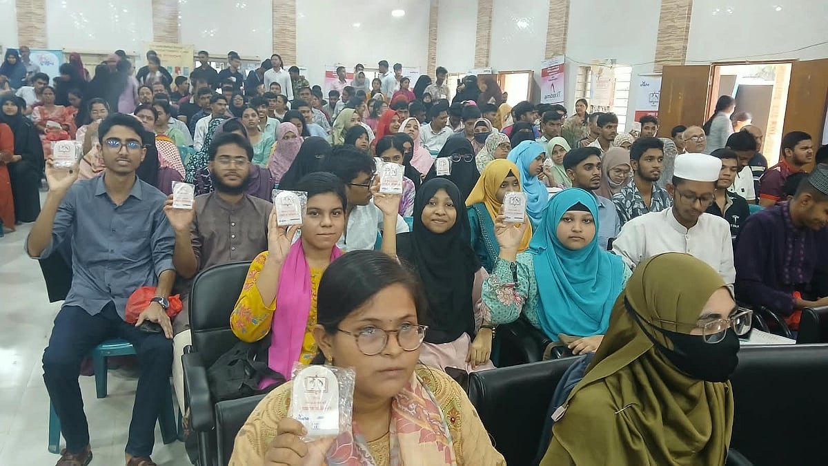 মায়ের সঙ্গে হেঁটে, ইজিবাইকে অনুষ্ঠানস্থলে প্রাচুর্য