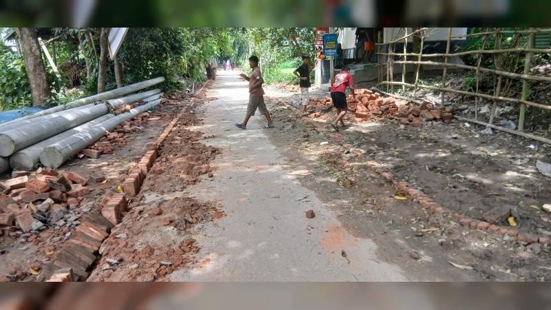 নাগরপুরে নিম্নমানের ইট দিয়ে রাস্তা নির্মাণ