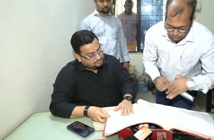 ভূমি প্রতিমন্ত্রীর আকস্মিক পরিদর্শন, নারায়ণগঞ্জে দুই এসি ল্যান্ডসহ ১৮ জনকে নোটিশ