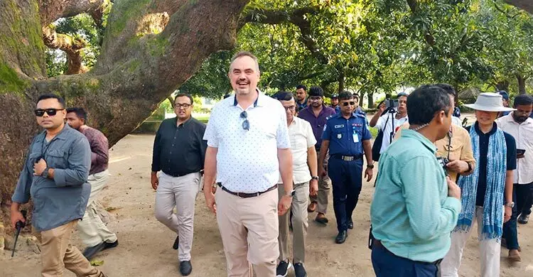 ঠাকুরগাঁওয়ের ঐতিহ্যবাহী সূর্যপুরী আমগাছ পরিদর্শনে মার্কিন রাষ্ট্রদূত