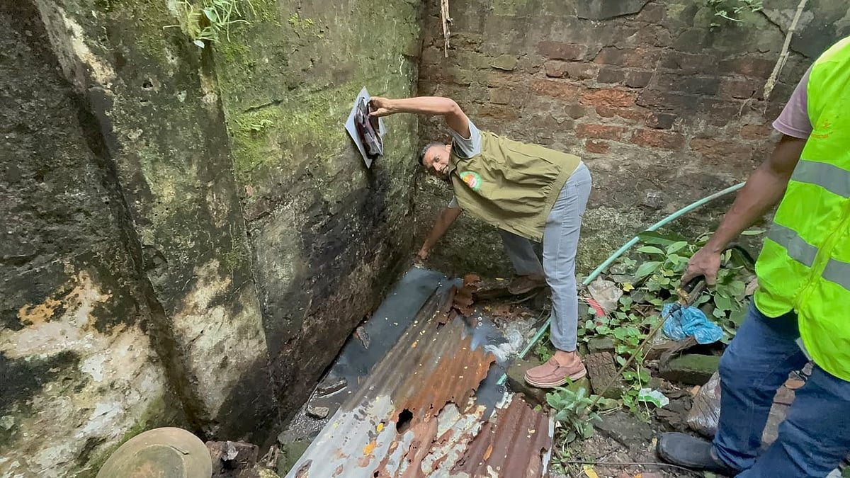 কর্মকর্তা বললেন, ‘ঘরে মশার জন্য দাঁড়ানো যায় না’, বাসিন্দার উত্তর ‘মিউনিসিপ্যালিটি করবে, আমরা করবনি?’