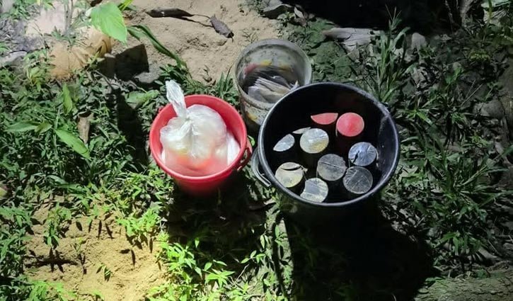 চাঁপাইনবাবগঞ্জে ১০ ককটেল ও বিস্ফোরক সদৃশ বস্তু উদ্ধার