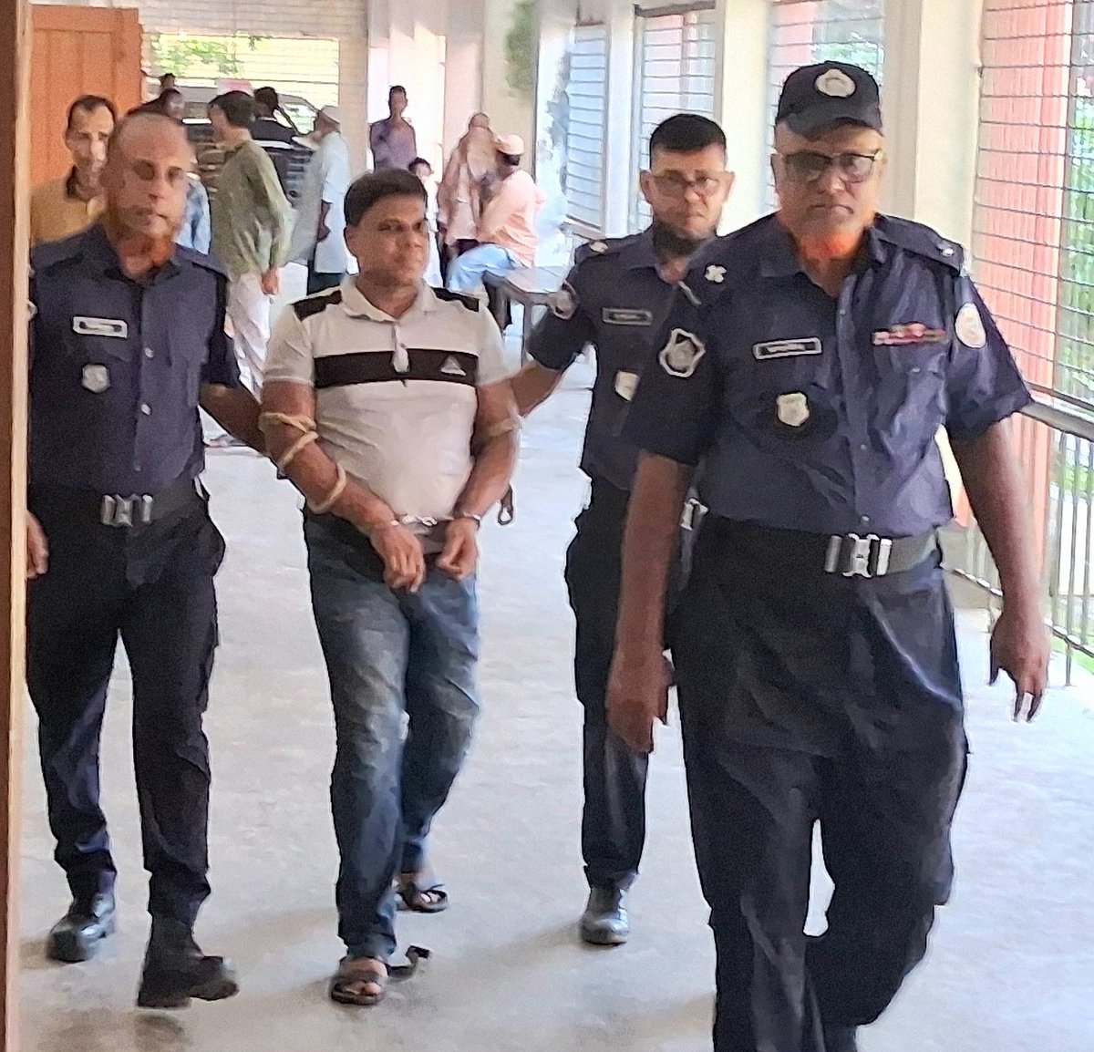 জামিন নামঞ্জুর, এজলাসে আসামির হামলায় ৩ পুলিশ সদস্য আহত