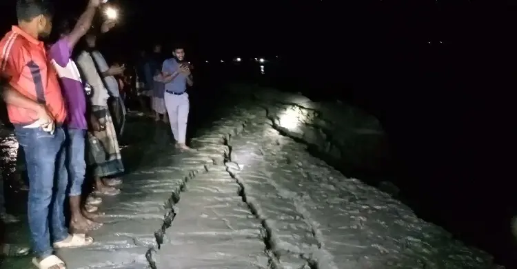 মেঘনার তীরে মোবাইলে গেম খেলছিলেন ৫ যুবক, হঠাৎ বাঁধ ধসে নিখোঁজ ২