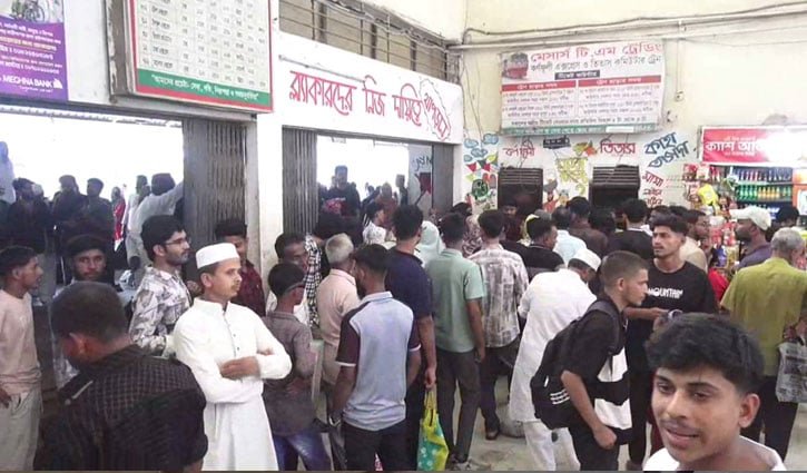 যুবদল নেতার ফোন না ধরায় ট্রেনের ম্যানেজার ও ক্লার্ককে মারধর 
