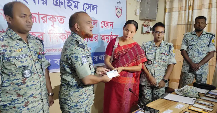 ৪২ হারানো মোবাইল ফিরে পেলেন মালিকরা