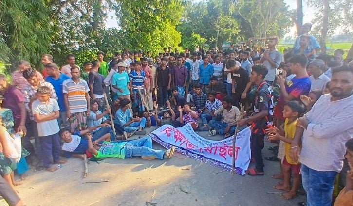 ছয় দিন ধরে প্রেমিকের বাড়িতে তরুণী, বিয়ের দাবিতে বিক্ষোভ