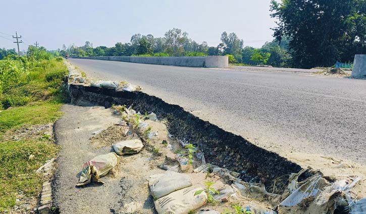 নাটোর-বগুড়া মহাসড়কে ধস, দুর্ঘটনার শঙ্কা