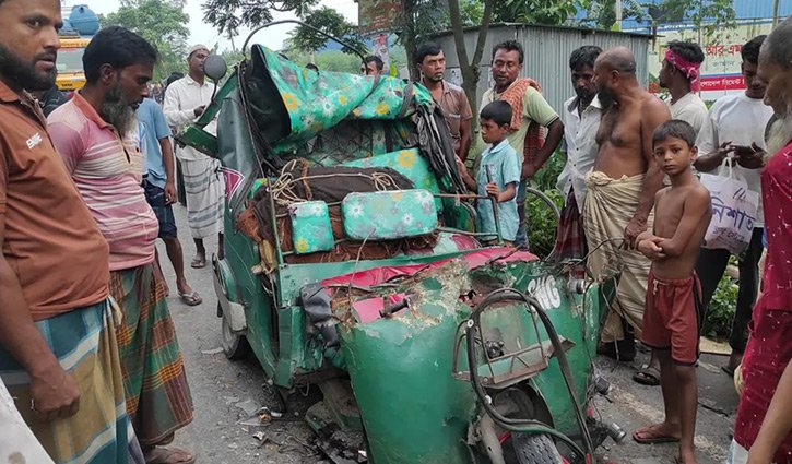 কের পেছনে অটোরিকশার ধাক্কা, চালকসহ নিহত ২