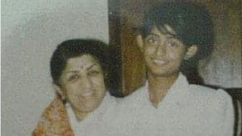 লতা মঙ্গেশকরের কোলে বসা ছোট্ট শিশুটি বাংলাদেশের কোন গায়িকা