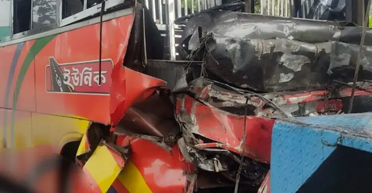 মহাসড়কে থেমে থাকা কাভার্ডভ্যানে বাসের ধাক্কায় নিহত ৩