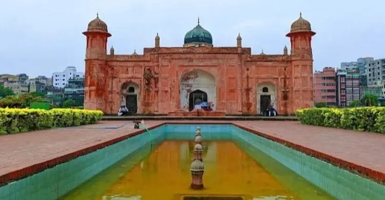 কালের সাক্ষী হয়ে আজও দাঁড়িয়ে আছে লালবাগ কেল্লা