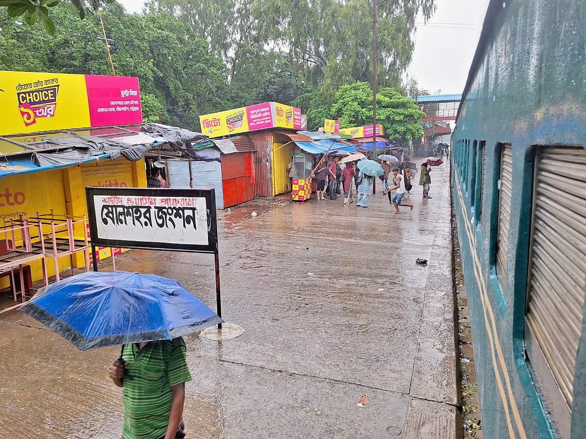 রেললাইনে পানি, চট্টগ্রাম বিশ্ববিদ্যালয়ে যাওয়ার পথে আটকে পড়ল দুটি শাটল ট্রেন