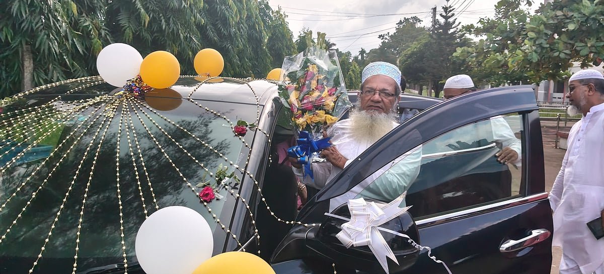 শেষ কর্মদিবসে ফুলে সাজানো গাড়িতে বাড়ি পৌঁছে দেওয়া হলো শিক্ষককে
