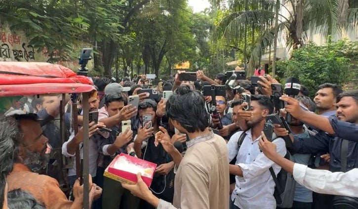 সাদ্দাম-ইনানের ফাঁসির রায়ে ক্যাম্পাসে ডাকসু নেতাদের মিষ্টি বিতরণ