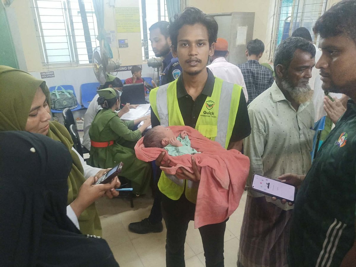 কান্নার শব্দ পেয়ে ঝোপ থেকে এক নবজাতক উদ্ধার