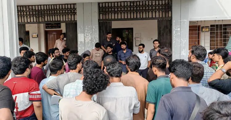 পাবিপ্রবির স্থাপত্য বিভাগের চেয়ারম্যানের পদত্যাগ দাবিতে বিভাগে তালা