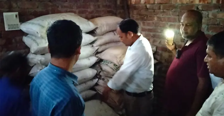 ইউপি মেম্বারের বাড়িতে মিললো ৩৪ বস্তা সার
