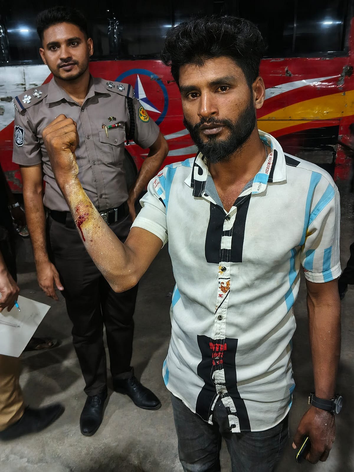 যাত্রাবাড়ীতে ককটেল বিস্ফোরণ, অটোচালক আহত