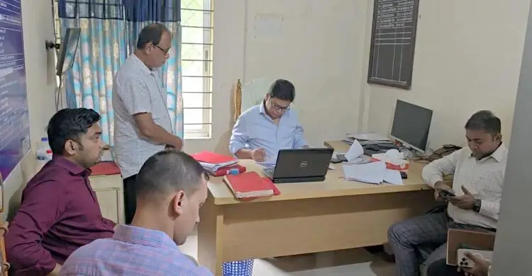 অনিয়মের প্রমাণ পেয়ে ভূমি অফিসের সবাইকে বরখাস্ত