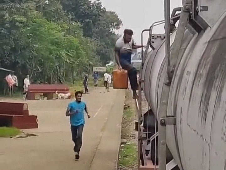 রাজশাহীতে চলন্ত ট্রেন থেকে তেল চুরির ভিডিও ভাইরাল