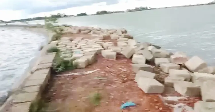 হাওরে ফিরছে বাঁধের চুরি হওয়া ব্লক
