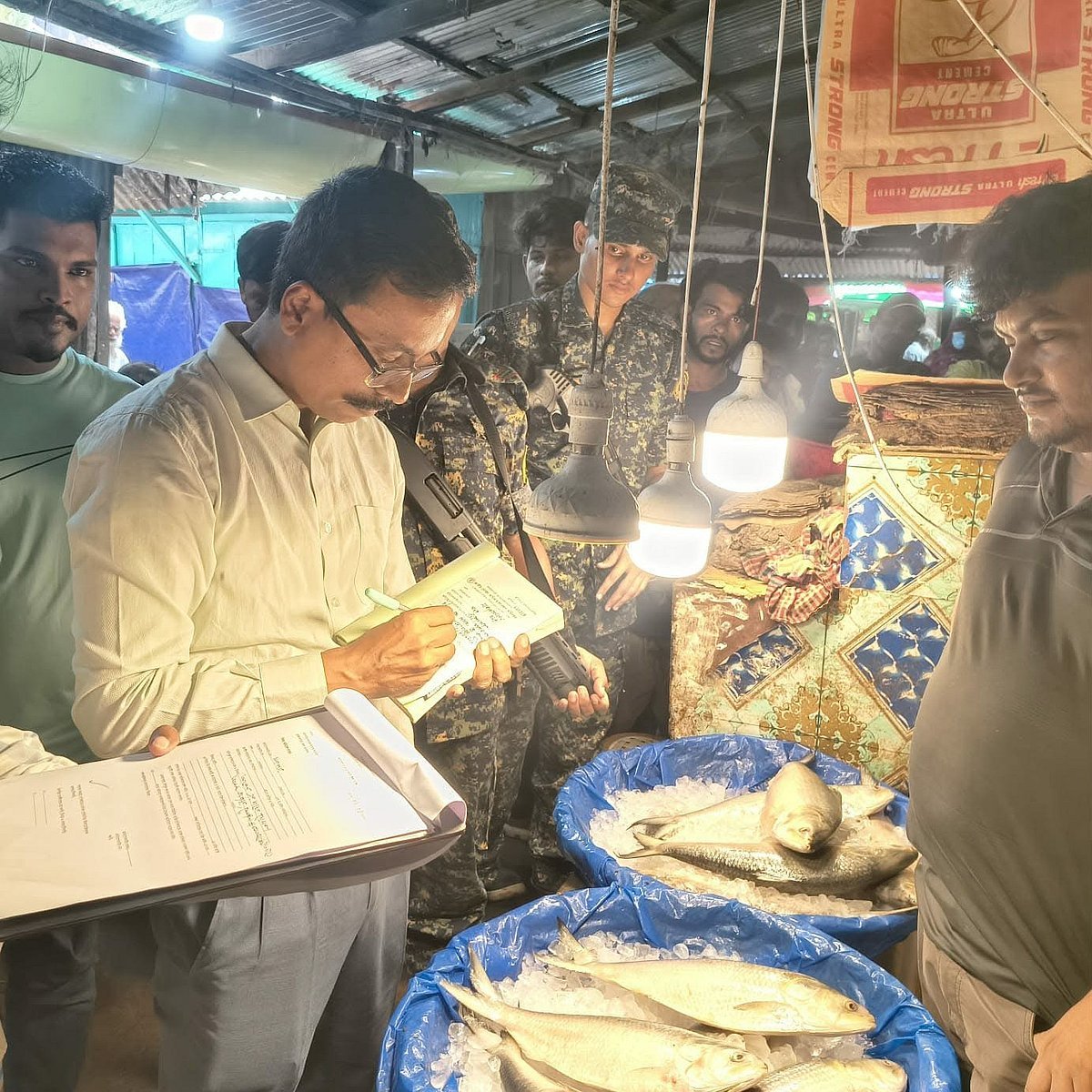ইলিশ মাছ বিক্রির সময় ওজনে কারচুপি, বিক্রেতাকে ১ লাখ টাকা জরিমানা