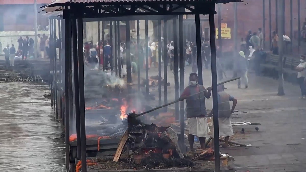 নেপালে স্বজনদের মরদেহ না পেয়ে প্রতীকী শেষকৃত্য করেছে পরিবারগুলো