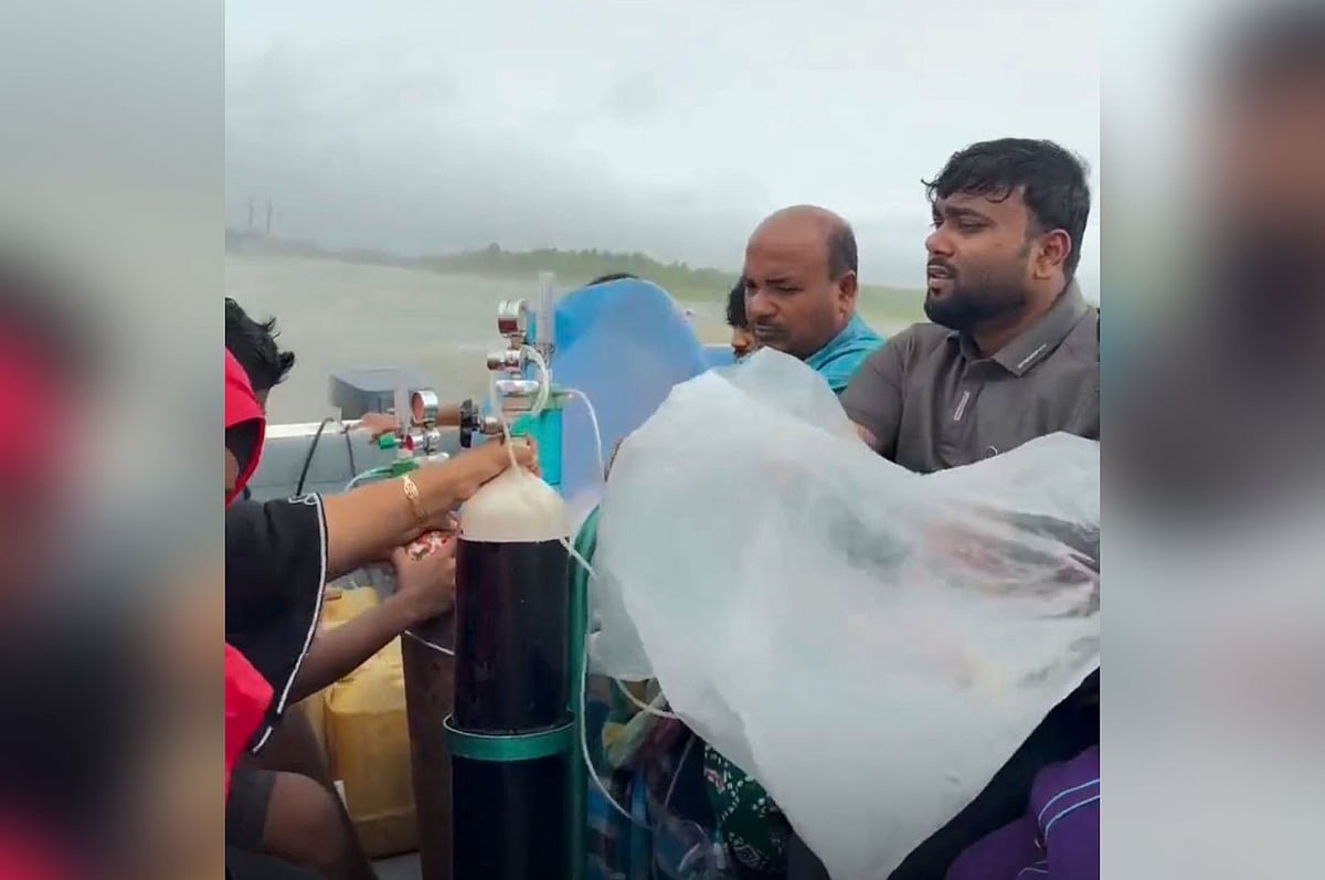 নাকে অক্সিজেনের নল, মুমূর্ষু বৃদ্ধ মাকে নিয়ে স্পিডবোটে উত্তাল সাগর পাড়ি