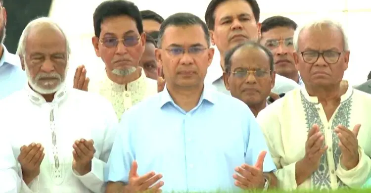 জিয়াউর রহমান ও খালেদা জিয়ার সমাধিতে প্রধানমন্ত্রীর শ্রদ্ধা