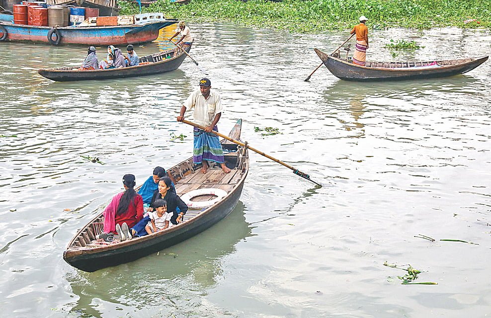বুড়িগঙ্গার দুই পাড়েই চাঁদা, দিনে ১৫০ টাকা দেন মাঝিরা