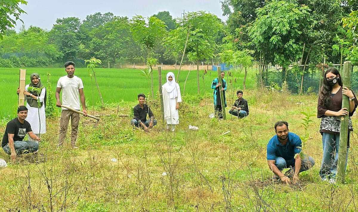 কোল জাতিগোষ্ঠীর খেলার মাঠে ছায়া দিতে গাছ লাগাল বন্ধুসভা