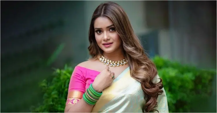 ২৮ হাজার টাকার শাড়ির মামলায় আসামি হয়ে আদালতে তানজিন তিশা